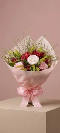 BUQUÊ ROSAS ROSA E ASTROMELIAS VERMELHAS.