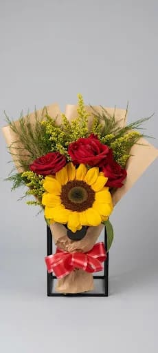 BUQÛE ROSAS VERMELHAS E GIRASSOL