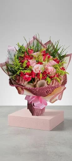 BUQUÊ DE ROSAS ROSA E ASTROMELIAS VERMELHAS