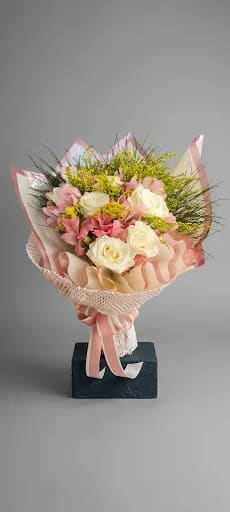 BUQUÊ ROSAS BRANCAS E ASTROMELIAS ROSAS