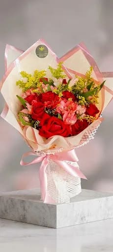 MINI BUQUÊ ROAS VERMELHAS E ASTROMELIAS ROSAS